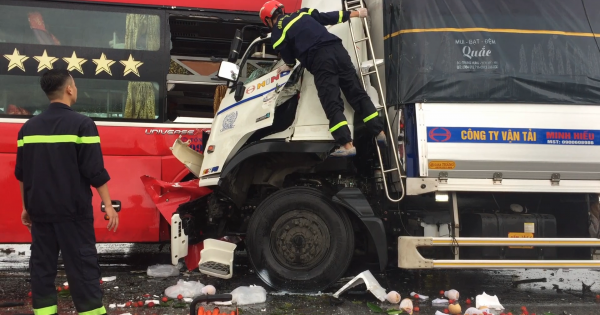 Nghệ An: Xe tải đâm xe khách, 1 người chết hàng chục người bị thương