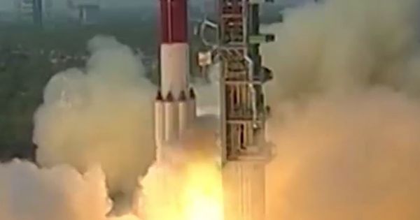 Ấn Độ phóng 104 vệ tinh lên vũ trụ bằng 1 tên lửa
