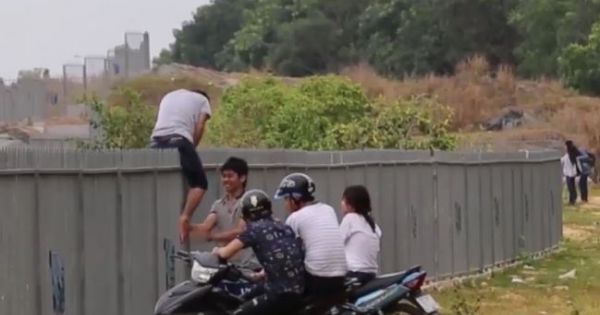 Sinh viên làng đại học Thủ Đức bất chấp nguy hiểm, trèo rào sắt vào Hồ Đá tử thần