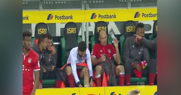 Robben khiến đồng đội cười đau ruột khi vùng vằng lúc bị thay ra