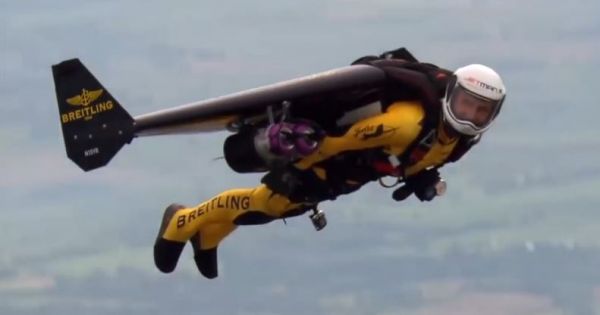 Jetman bay như chim với thiết bị bay Breitling