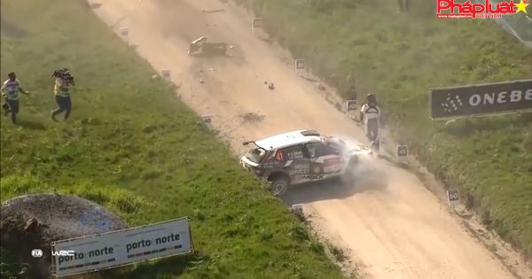 Lật ba vòng vì cú tiếp đất bằng mũi xe tại giải đua Rally