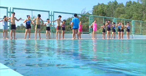 Phụ huynh lo dạy bơi cho con trong dịp hè