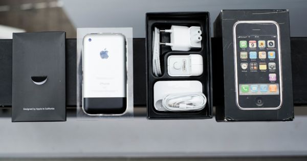 iPhone đời đầu nguyên hộp giá 1.000 USD tại Việt Nam