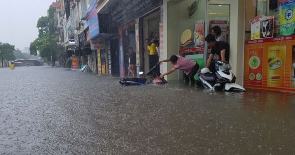 Hà Nội: Nhịp sống đảo lộn sau trận mưa bão ngập phố