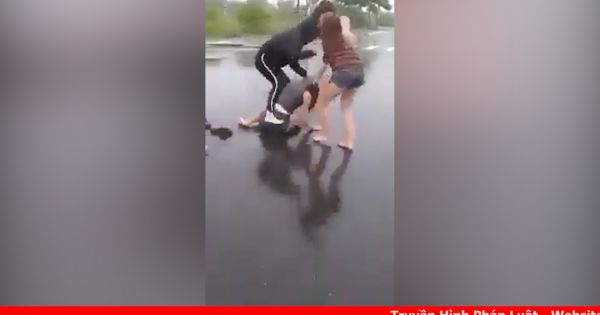 Xôn xao clip thiếu nữ ở Đà Nẵng đánh nhau giữa trời mưa