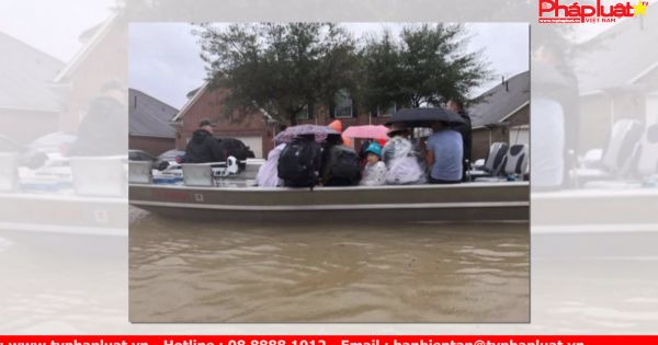 Người Việt đùm bọc nhau trong lũ lụt ở Houston