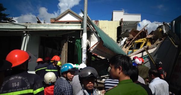 Quảng Ngãi: kinh hoàng xe chở dăm tông sập 4 nhà dân