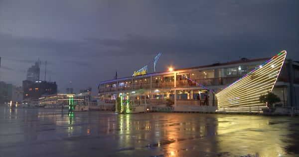Lãng mạn bữa tối trên tàu nhà hàng Bến Nghé