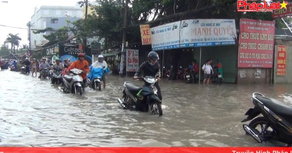 TPHCM: Đường phố thành sông sau trận mưa ngập lịch sử