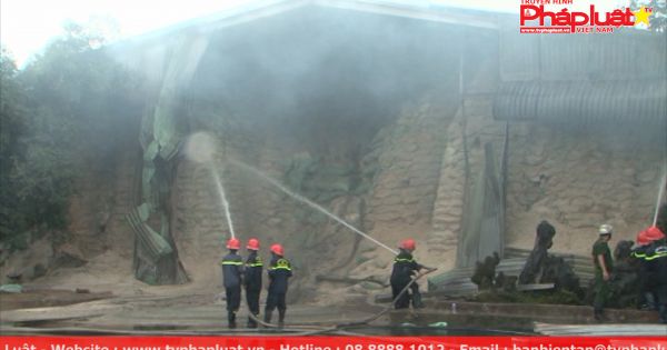 Bình Định: Cháy kho nông sản, bột mì biến thành tro