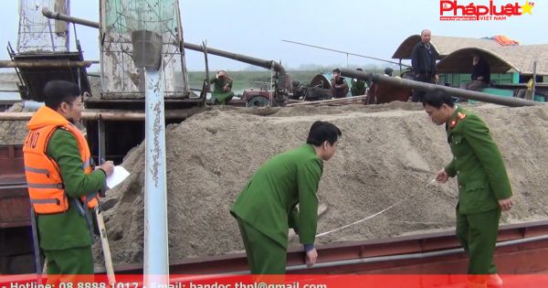 Nghệ An: Phát hiện, bắt quả tang 6 tàu khai thác cát trái phép