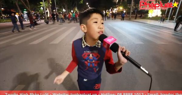 Cậu bé 9 tuổi náo loạn phố đi bộ Hà Nội khi vừa hát vừa nhảy hit “Từ hôm nay” của Chi Pu