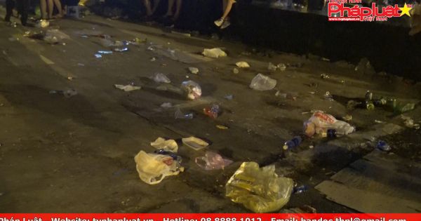 Đường phố tràn ngập rác thải sau khi bắn pháo hoa chào năm 2018 kết thúc