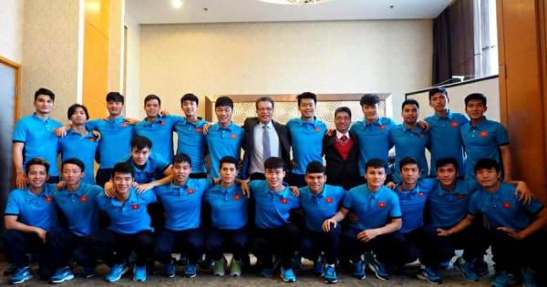 Đại sứ Quán Việt Nam tại Trung Quốc đến thăm và động viên các cầu thủ U23 Việt Nam