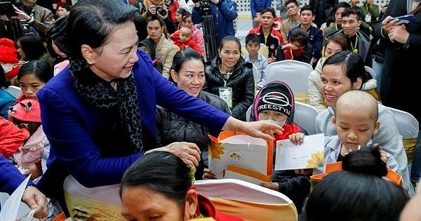 Chủ tịch Quốc hội Nguyễn Thị Kim Ngân thăm và tặng quà cho các bệnh nhi ung thư máu