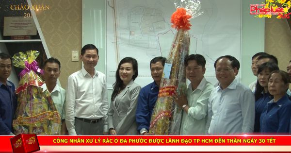 Công nhân xử lý rác Đa Phước được lãnh đạo TP HCM đến thăm ngày 30 Tết.