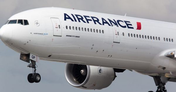 Mua vé máy bay Pháp giá siêu rẻ: Khách Việt bị Air France đơn phương hủy vé