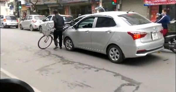 Người đàn ông đi xe đạp chặn cả đoàn xe khiến dân mạng bức xúc