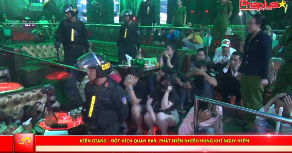 Kiên Giang: Đột kích quán bar, phát hiện nhiều hung khí nguy hiểm