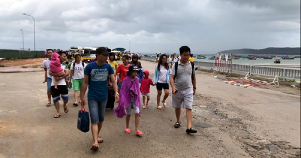 5.000 du khách trên đảo Cô Tô vẫn chưa thể về đất liền