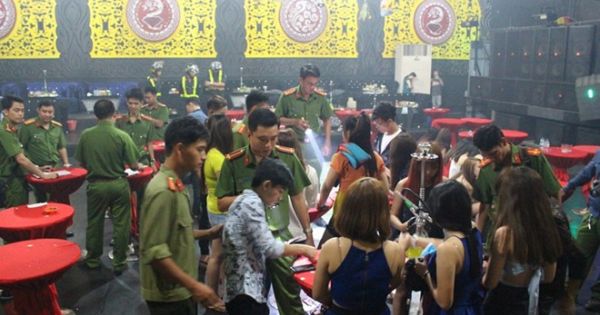 Quảng Ninh: Cảnh sát đột kích quán bar, đưa gần 50 