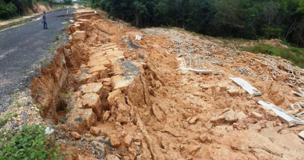 Vụ đường gần 500 tỷ sạt lở ở Kon Tum: Gạt bùn cho dân đi tạm