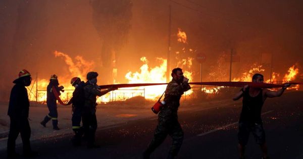 Cháy rừng dữ dội ở Hy Lạp gây thương vong lớn