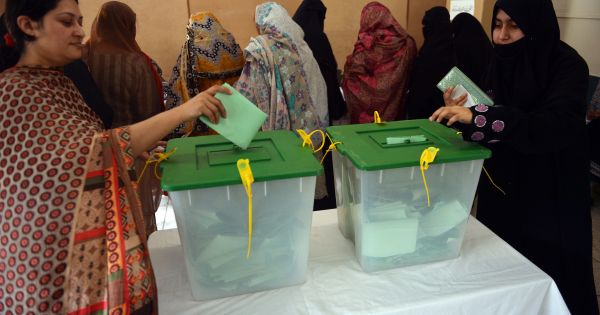 Pakistan bước vào tổng tuyển cử