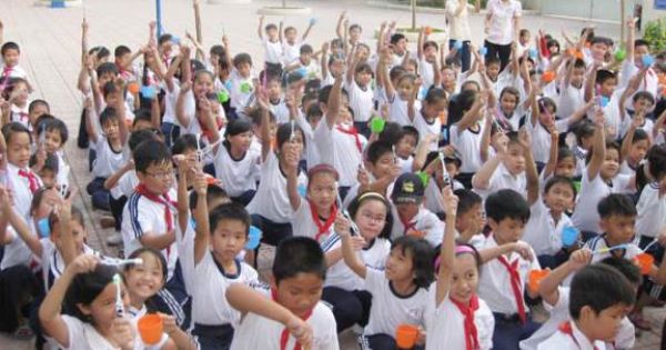 Cổng Trường tiểu học Cao Bá Quát bị phụ huynh “bao vây” vì phân tuyến