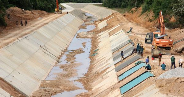 Nước ngầm đẩy vỡ kênh bê tông dự án ngàn tỷ: “Có bảo hiểm lo”