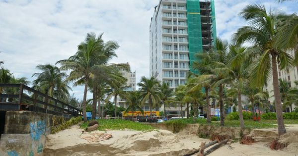 Vỉa hè sạt lở, hàng trăm mét khối cát bị cuốn phăng ra biển Đà Nẵng