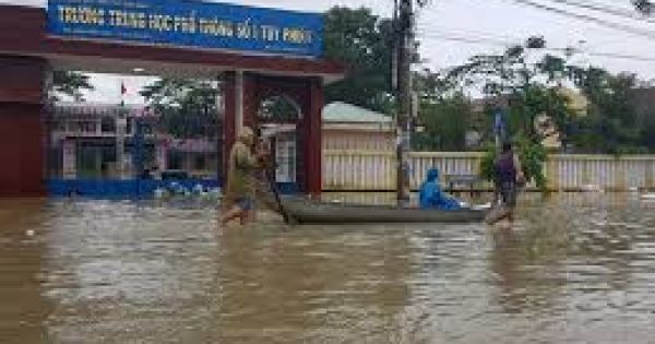 Bộ trưởng GD&ĐT yêu cầu đảm bảo cho học sinh vùng mưa lũ