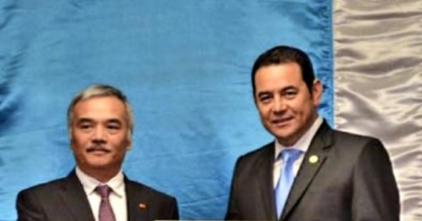 Đại sứ Nguyễn Hoài Dương trình quốc thư lên Tổng thống Cộng hoà Guatemala