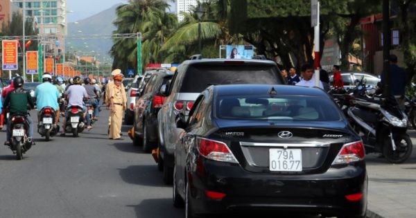 Nha Trang: Hàng loạt ôtô bị khóa bánh vì vi phạm