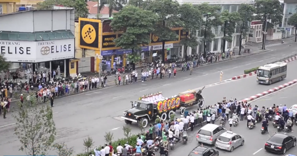 Xe tang đưa linh cữu Chủ tịch nước Trần Đại Quang qua các phố Hà Nội