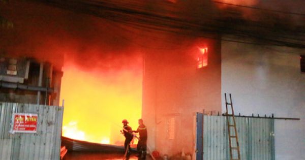 Bình Dương: Cháy lớn ở công ty nệm mút, lan sang 2 nhà xưởng