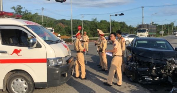 Đà Nẵng: Ôtô va chạm xe cấp cứu, 5 người bị thương nặng