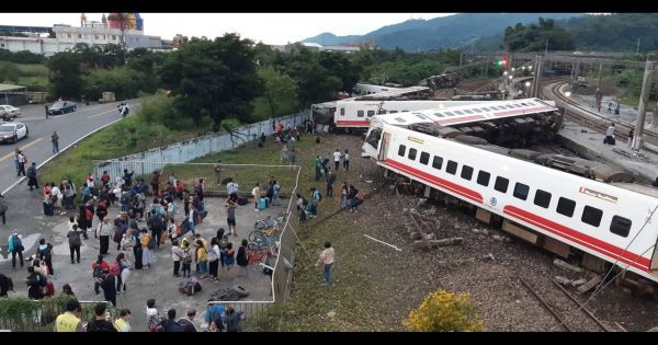 Tàu hỏa trật bánh ở Đài Loan, nhiều người thương vong