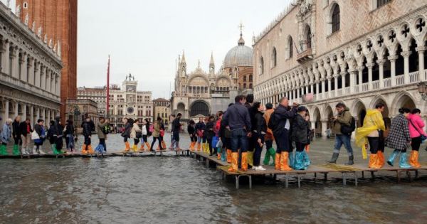 Italy: Triều cường kèm mưa lớn, Venice ngập nặng kỷ lục
