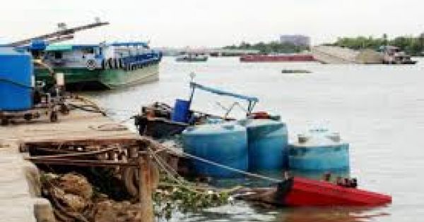 Vụ chìm thuyền sông Đồng Nai: Chủ thuyền không có giấy phép chở 80 tấn axít