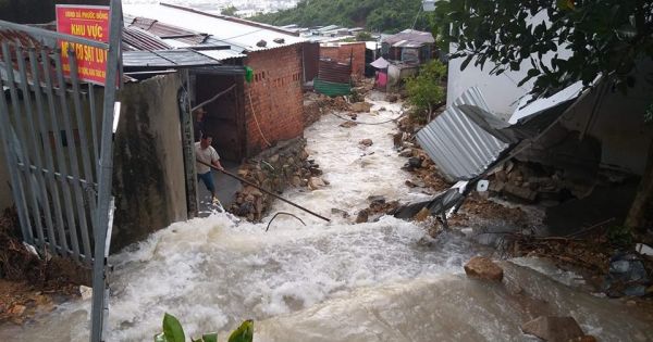 Mưa lớn, TP Nha Trang ngập mênh mông nước