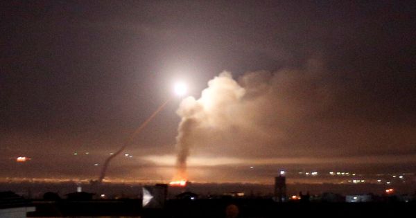 Israel phóng hàng loạt tên lửa vào Damascus, phòng không Syria đáp trả