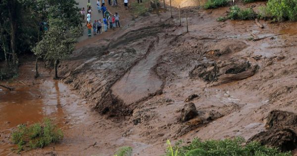 Hàng trăm người mất tích vì vỡ đập mỏ quặng sắt ở Brazil