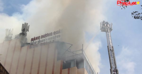 Cháy lớn tại cao ốc trên đường Nguyễn Huệ