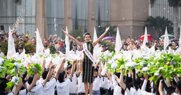 H’Hen Niê dẫn đầu đoàn diễu hành khai mạc Lễ hội Cà phê Buôn Ma Thuột 2019