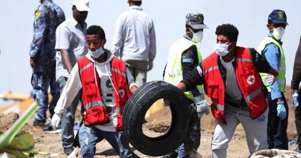 Ethiopia tìm thấy hai hộp đen máy bay rơi khiến 157 người thiệt mạng