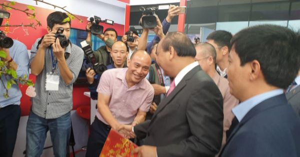 Thủ tướng Nguyễn Xuân Phúc thăm gian hàng Báo Pháp Luật Việt Nam
