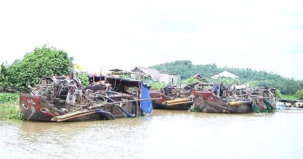 CSGT đường thủy TPHCM bắt giữ “cát tặc” đang hút cát trên sông Đồng Nai
