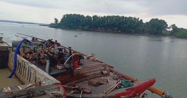Bị kiểm tra, nhóm “cát tặc” trên sông Đồng Nai tấn công CSGT đường thủy hòng chạy thoát